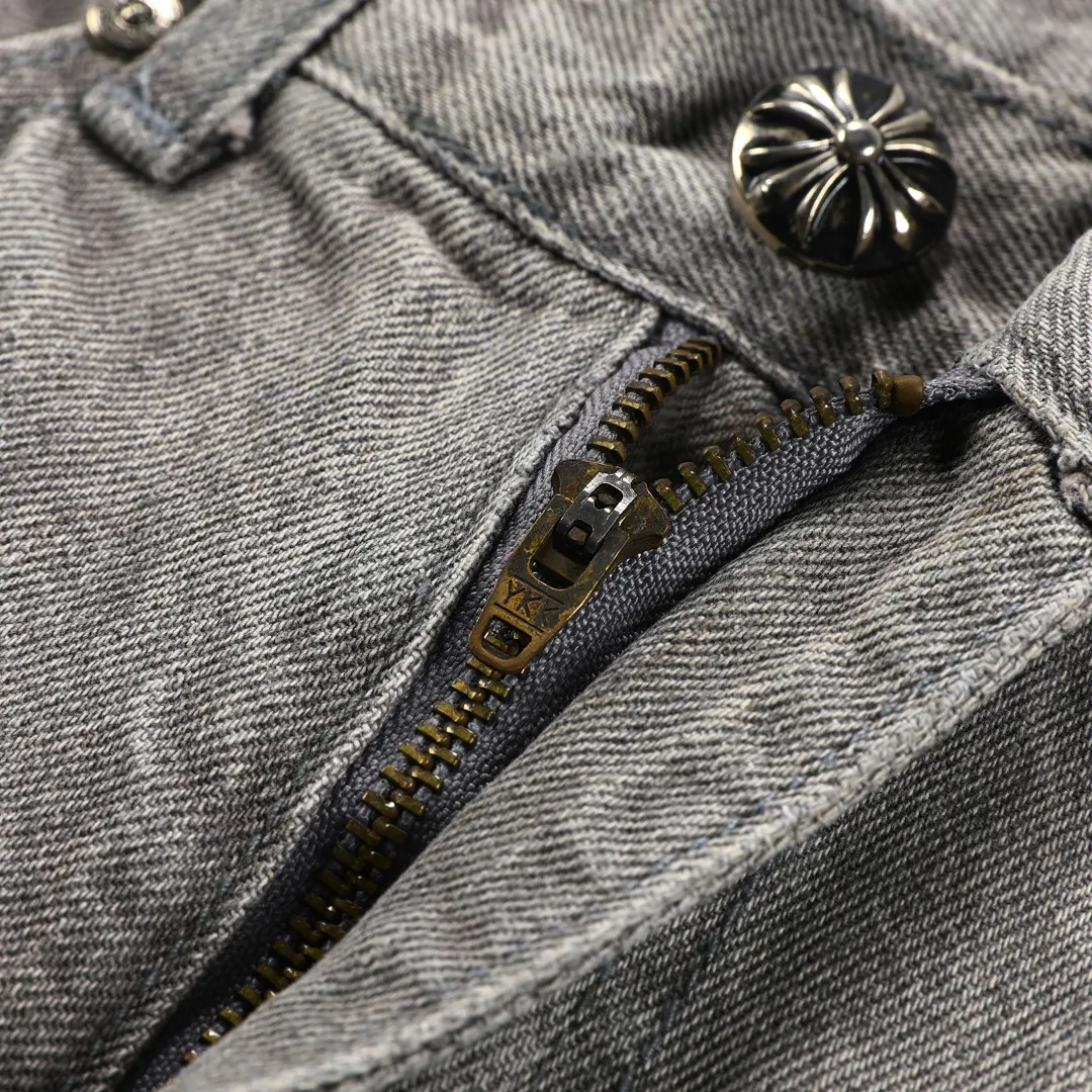 P236 💰 (Top version) -Chrome Hearts/Chrome Hearts MattyBoySex JJ Lin's same style limited gray and black leather denim trousers -Vibe style straight stacked god-level version -Black and gray faded denim fabric -Full set of old vintage hardware - Chrome Hearts washed gray The high version uses high-ounce custom fabrics, fermentation washing and soft color fixation, soft and thick to wear, the details are all made by hand-polished craftsmanship, full-print jacquard fabric Unique design style. Multiple processes to create a full retro feel. Niche unique non-contrast shirt. Customized distressed spray-painted buttons. Craftsmanship in every detail. Color Gray Size 28 30 32 34 36 (corresponding to S-M-L-XL-XXL)